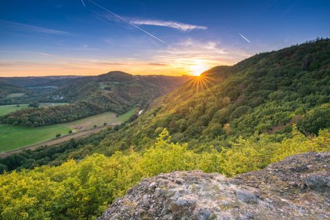 Sonnenuntergang im Frühling im Rurtal
