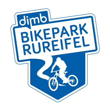 Ein bedeutendes Logo für den Bikepark Rureifel. Es zeigt einen Radfahrer auf einem stylisierten Weg in Blau und Weiß.