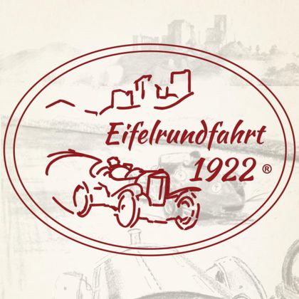 Ein Logo der Eifelrundfahrt von 1922 mit einer stilisierten Zeichnung eines Autos. Im Hintergrund sind sanfte Hügel und eine historische Burg zu sehen.
