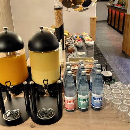 Eine Auswahl an Getränken, darunter Saft und Mineralwasser.