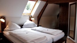 Hotelzimmer unter dem Dach