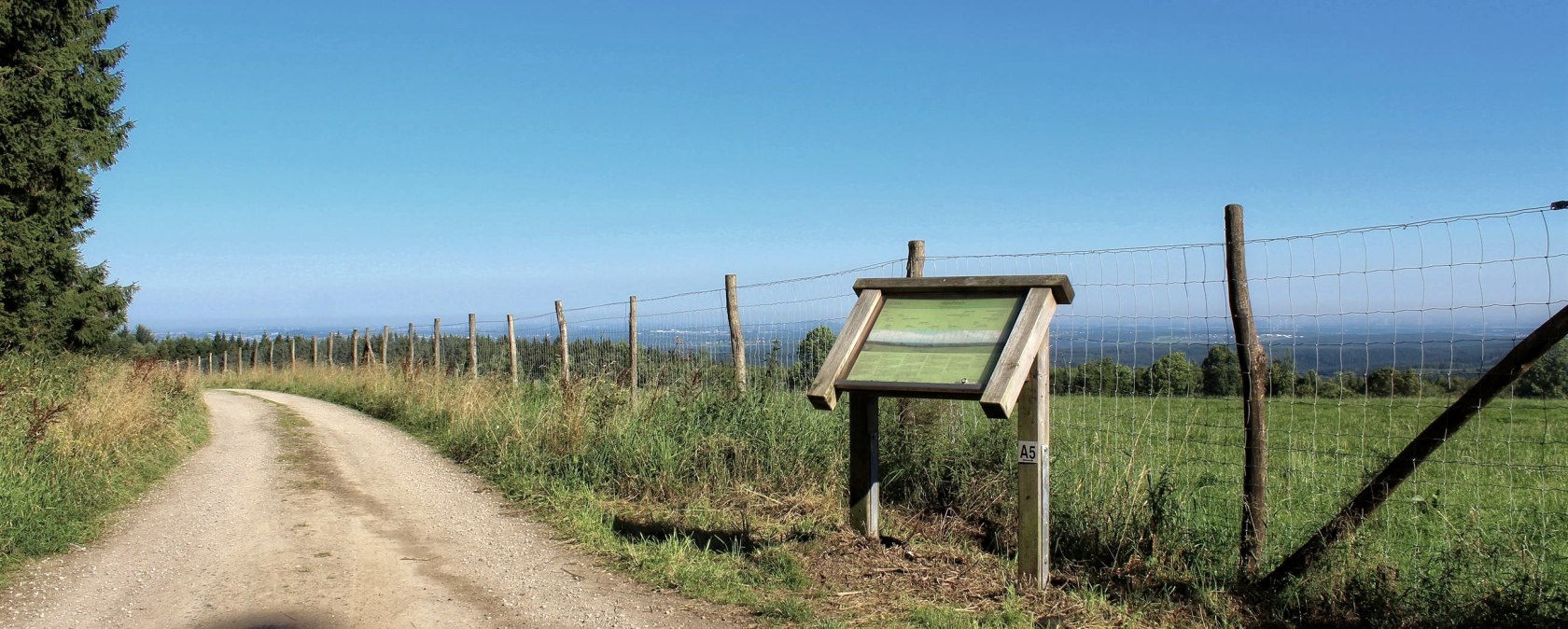 Vue de l'Eifel avec panneau d'information, © Rureifel-Tourismus e.V.