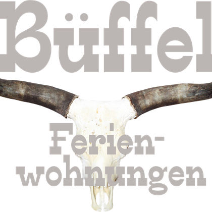 Ein Tierkopf mit großen Hörnern, der als Dekoration dient. Darunter steht der Schriftzug "Büffel Ferienwohnungen".