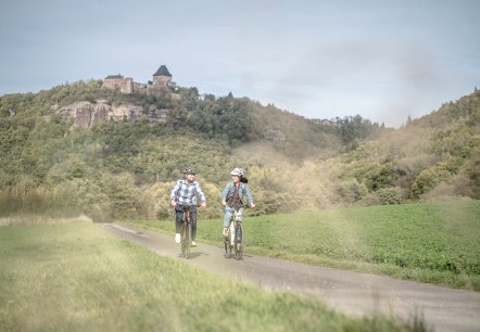 RurUfer-Radweg mit Burg Nideggen, &copy; Dennis Stratmann | Gr&uuml;nmetropole e.V.