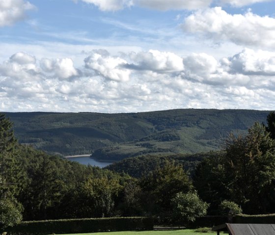 Seeblick mit Wolken, &copy; seeblick-eifel.de