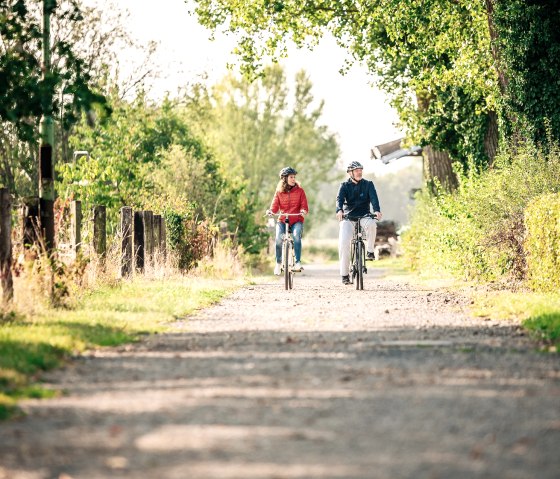 Fietsen op de kasteelgrachtroute, &copy; Paul Meixner | www.die-wasserburgen-route.de