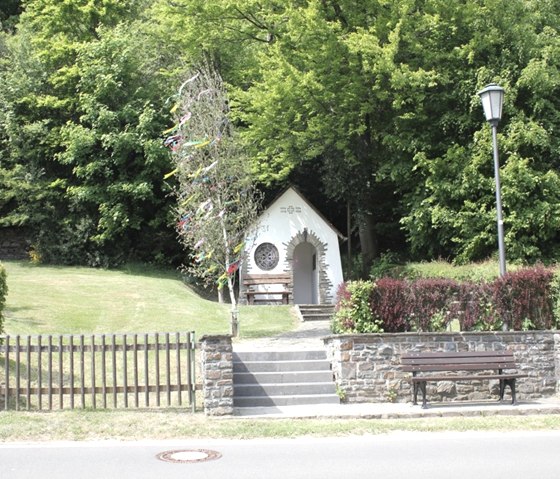 Ferienhaus "Rurtalgarten" - Denkmal gegen&uuml;ber