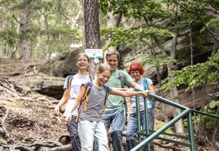 Kleiner Abstieg an den Kletterfelsen, &copy; Eifel Tourismus GmbH Tobias Volmer