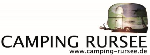 Ein modernes Campinglogo mit einem auffälligen Wohnwagen. Der Schriftzug "Camping Rursee" ist gut lesbar.