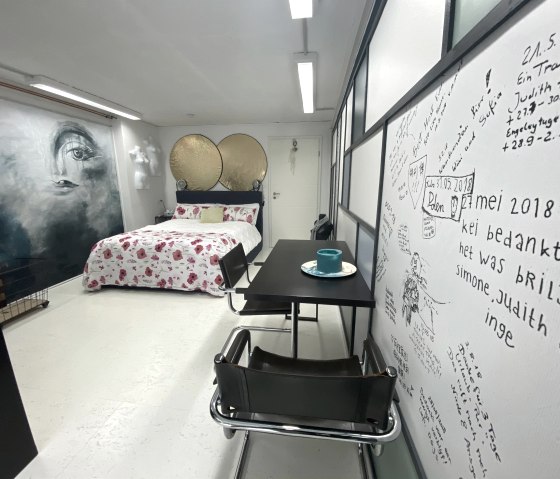 Atelier mit G&auml;stebuchWand