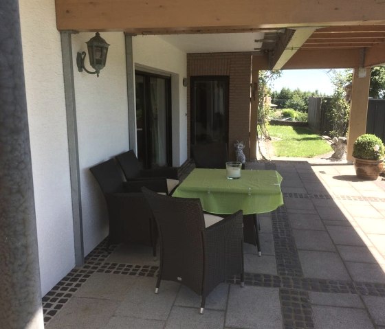 Gem&uuml;tliche, &uuml;berdachte Sitzecke