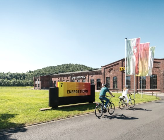 Radfaher vor dem Energeticon, &copy; St&auml;dteRegion Aachen