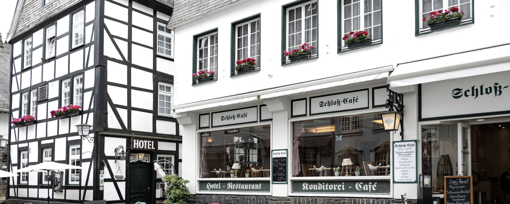 Schloss Caf&eacute; Au&szlig;enansicht, &copy; Achim Pr&ouml;pper