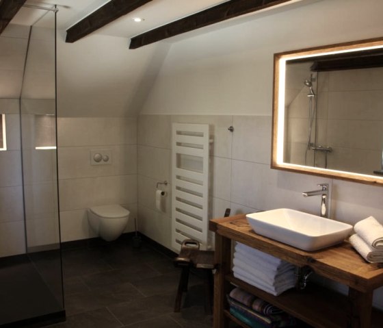 gro&szlig;es, modernes Bad