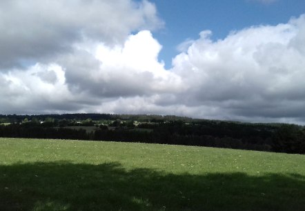 Sommeraussicht Paustenbach auf Stehling blau-wei&szlig;