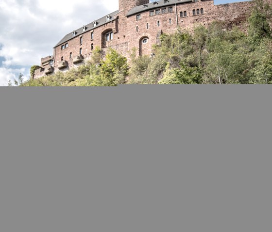Familie auf dem Spielplatz im Kurpark Heimbach unterhalb Burg Hengebach, &copy; Dennis Stratmann | Gr&uuml;nmetropole e.V.