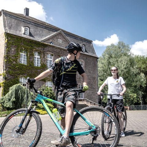 Radfahrer am Haus Overbach, &copy; Dennis Stratmann | Kreis D&uuml;ren