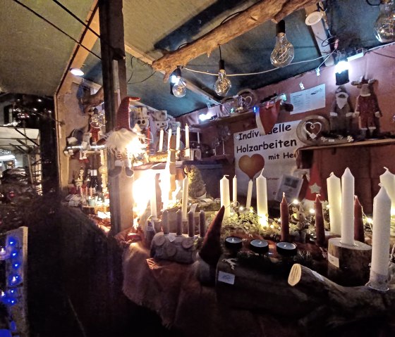 Weihnachtsmarktbude mit Holzdekorationen, &copy; Monschau-Touristik GmbH, Barbara Frohnhoff