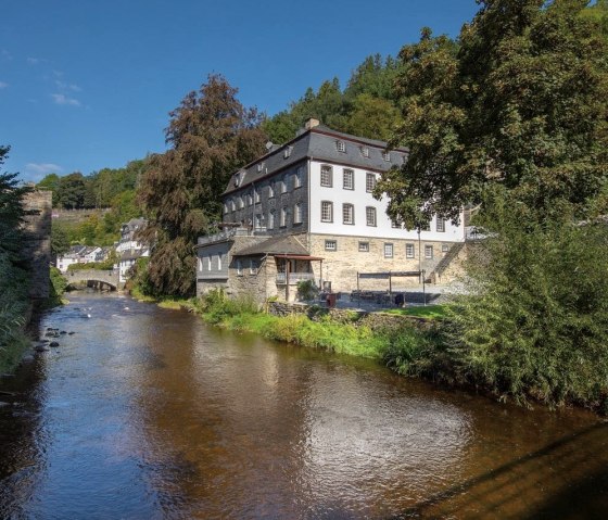 Au&szlig;enansicht mit Rur, &copy; Monschauer Apartments - Elbershof
