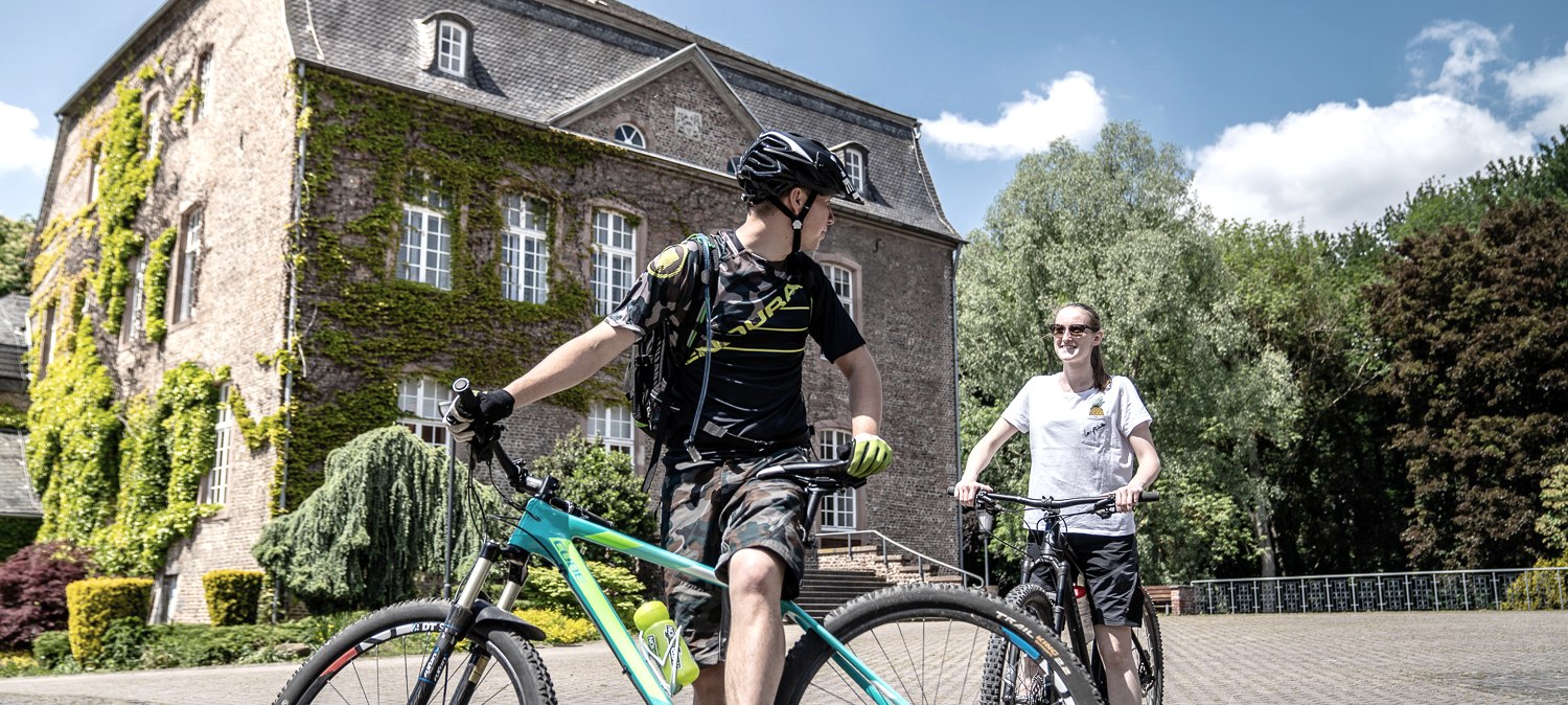 Radfahrer am Haus Overbach, &copy; Dennis Stratmann | Kreis D&uuml;ren