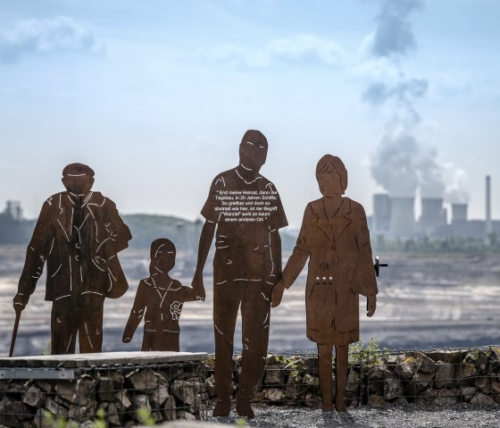 Cortenstahl-Silhouette Familie am Tagebauaussichtspunkt Schophoven, &copy; Gr&uuml;nmetropole e.V., Dennis Stratmann