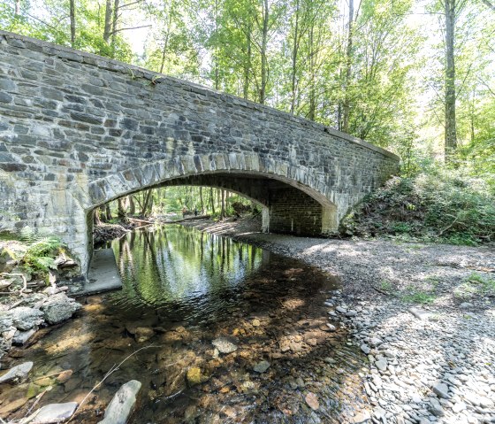ET-2022-055-H&uuml;rtgendwald-Steinbr&uuml;cke-@Eifel Tourismus GmbH, A-R&ouml;ser-shapefruit-AG, &copy; Eifel Tourismus GmbH, A. R&ouml;ser - shapefruit AG