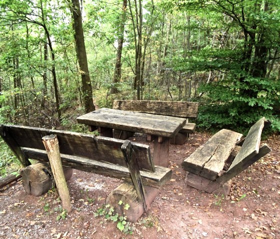 Sitzgruppe l&auml;dt zur Pause ein, &copy; Eifel-Yeti