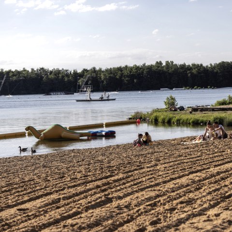 Tour des lacs de D&uuml;ren, en route, une pause au lac de baignade de G&uuml;rzenich vous attire, &copy; Eifel Tourismus GmbH, Tobias Vollmer