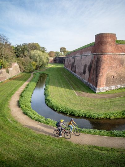 Radfahrende an der Zitadelle Jülich