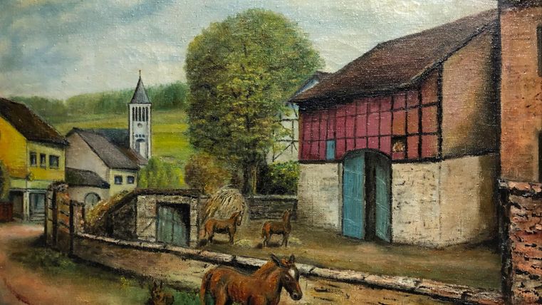 Eine ländliche Szene mit einem alten Bauernhof und einem Pferd im Vordergrund. Im Hintergrund sind ein Kirchturm und grüne Bäume zu sehen.