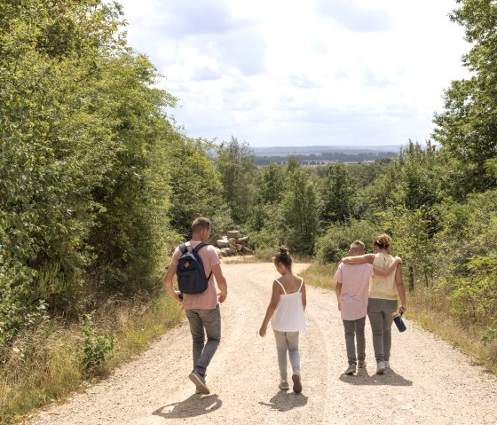 Familie auf dem Naturerlebnispfad Haselmaus Sophie im Rheinischen Revier, &copy; Tobias Vollmer | Eifel Tourismus GmbH