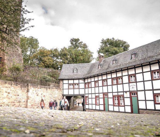 Die Vorburg von Burg Nideggen, &copy; Dennis Stratmann | Kreis D&uuml;ren