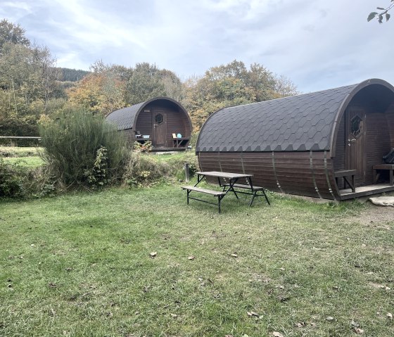 Holzf&auml;sser zum &Uuml;bernachten, &copy; Camp Hammer