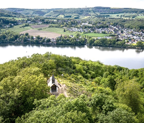 Waldkapelle und Stausee Obermaubach, &copy; Dennis Stratmann | Gr&uuml;nmetropole e.V.