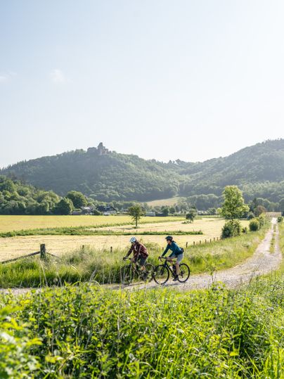 Gravelbiken in der Rureifel, im Hintergrund Burg Nideggen