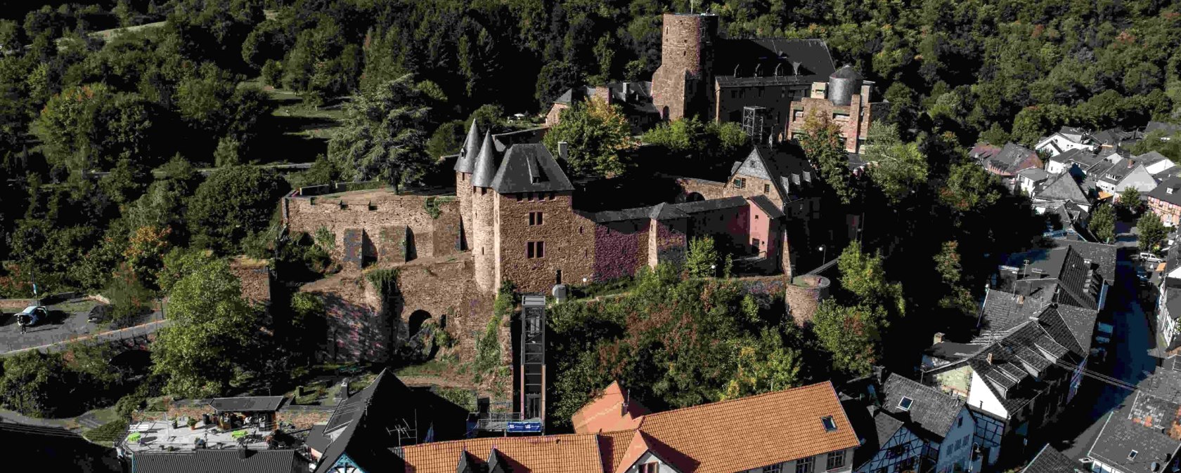 Vue sur le ch&acirc;teau de Hengebach