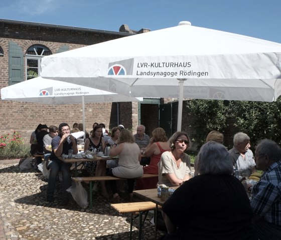 lvr-maison de la culture-synagogue-roedingen-05-pause-café-dans-la-cour-de-la-synagogue