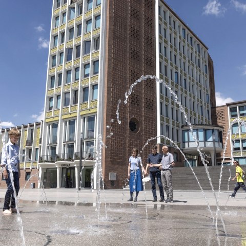 Rathaus mit Brunnen, &copy; Eifel Tourismus GmbH, Tobias Vollmer