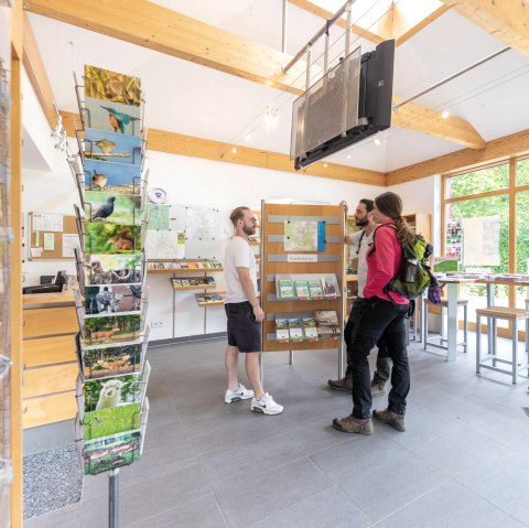 Beratung im Infopunkt Zerkall, © Eifel Tourismus GmbH, AR-shapefruitAG