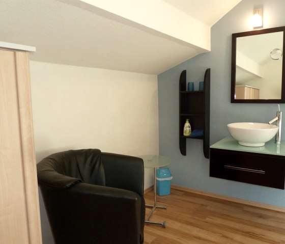Zimmer Eulennest mit mod. Waschtisch1, &copy; Ewert