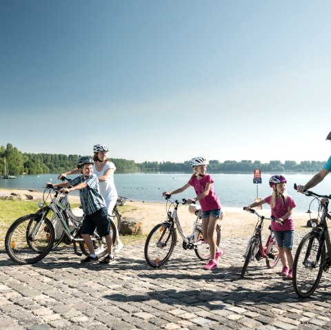 Familie am Blausteinsee, © Dominik Ketz | StädteRegion Aachen