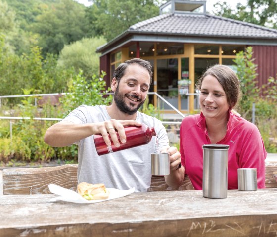 Genie&szlig;en Sie Ihre Pause am Infopunkt Zerkall, &copy; Eifel Tourismus GmbH, AR-shapefruitAG