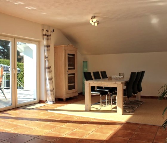 Helles Wohnzimmer mit Blick in den Garten, &copy; Rureifel Tourismus e.V.