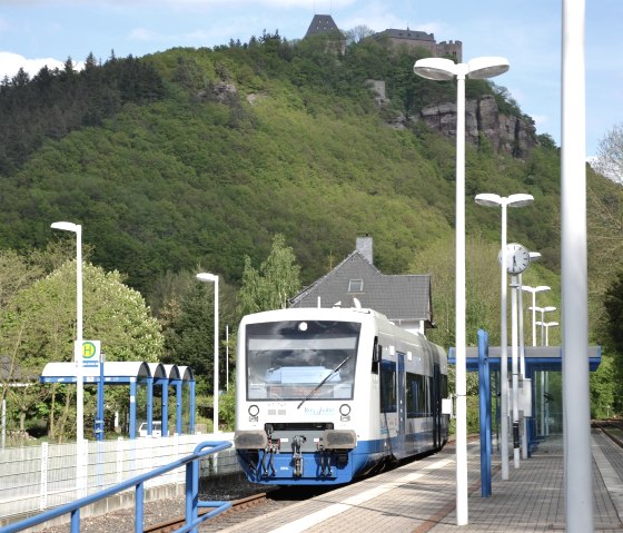 Der Rurtalbah vor der Burg Nideggen, &copy; Rurtalbahn GmbH