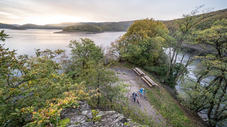 Fahrradfahrende auf dem RurUfer-Radweg am Rursee
