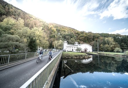 Radfahrer auf der Br&uuml;cke zum Jugendstilkraftwerk Heimbach, &copy; Dennis Stratmann | Gr&uuml;nmetropole e.V.