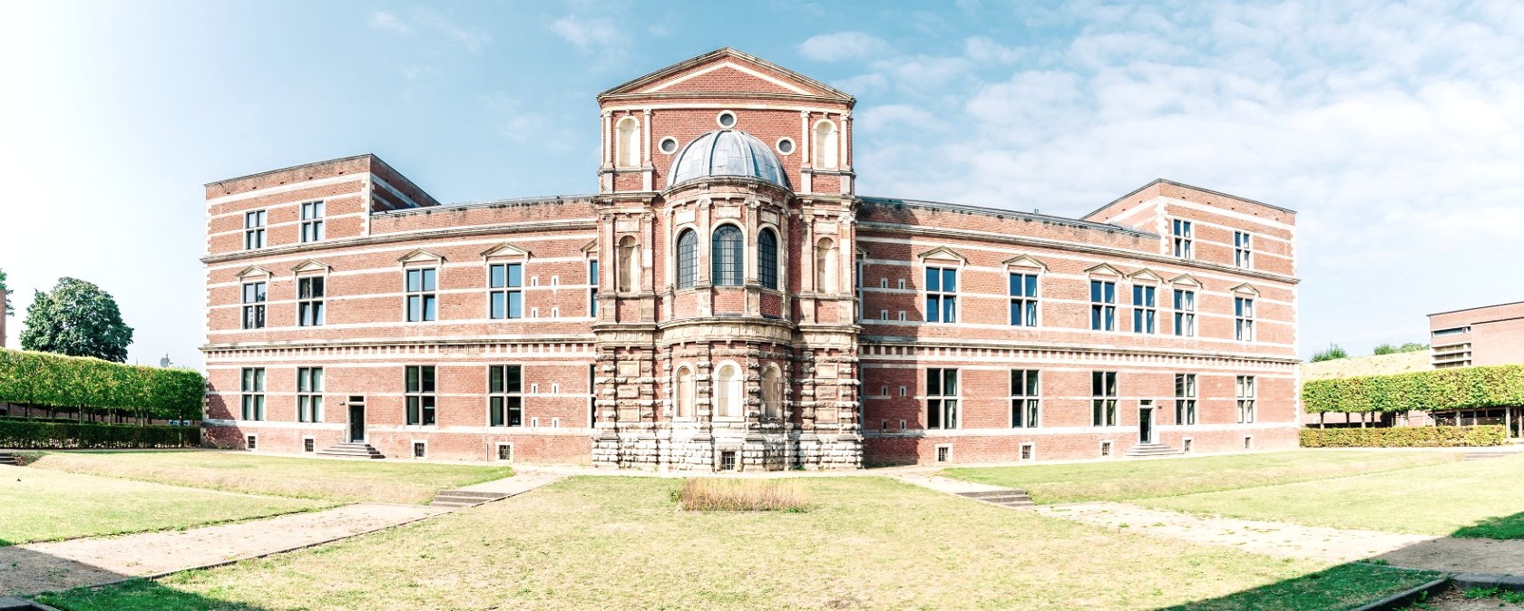 Innerhalb der Zitadelle von J&uuml;lich stand das einst vierfl&uuml;gelige, herzogliche Residenzschlo&szlig;. Von dieser Anlage steht noch die restaurierte Fassade des Ostfl&uuml;gels und der architekturhistorisch besonders wertvollen Schlo&szlig;kapelle.