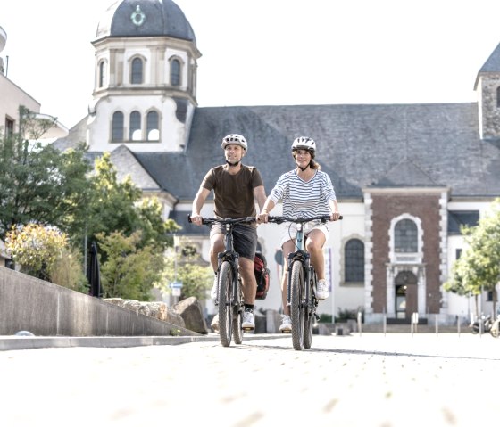 Radfahrer auf dem W&uuml;rselener Marktplatz, &copy; St&auml;dteRegion Aachen