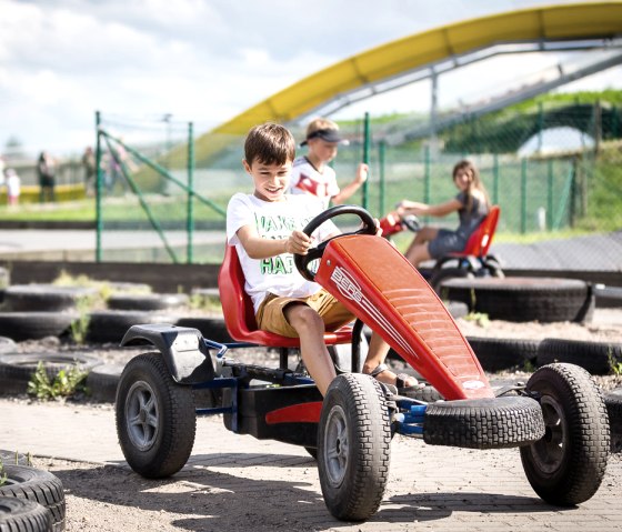 Unterwegs auf dem Tretauto, &copy; Sebastian Lehmann, L-S-Photographie.de