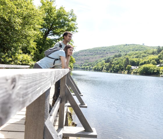 Auf Stegen entlang des Staubecken Heimbach, &copy; Eifel Tourismus GmbH, A. R&ouml;ser